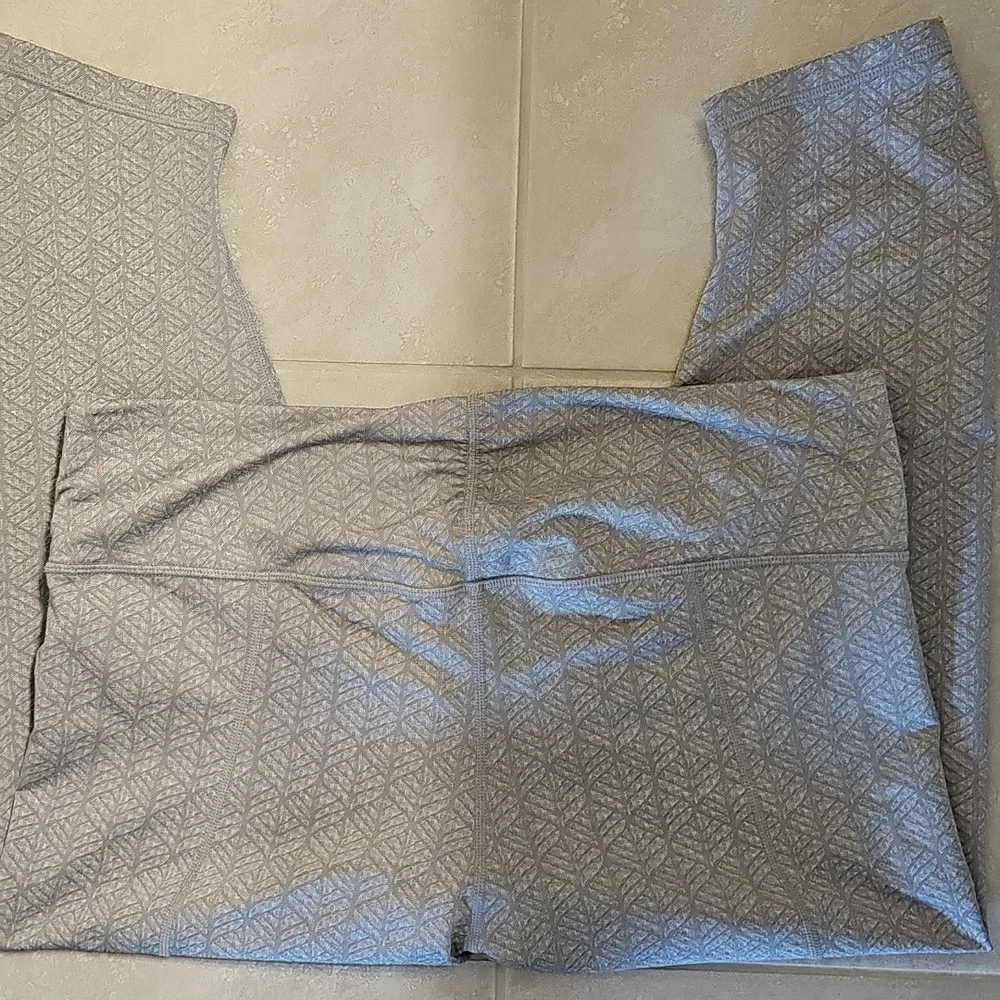 PrAna Size XL Cropped Ruched Leg Gray Print Legging Like New 21 Inch Inseam - Picture 4 of 7